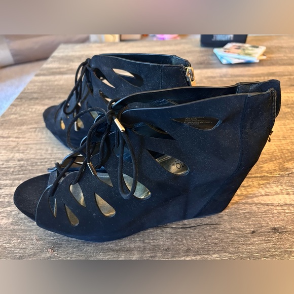 Size 11 Wedge Strappy Shoe - Picture 6 of 6